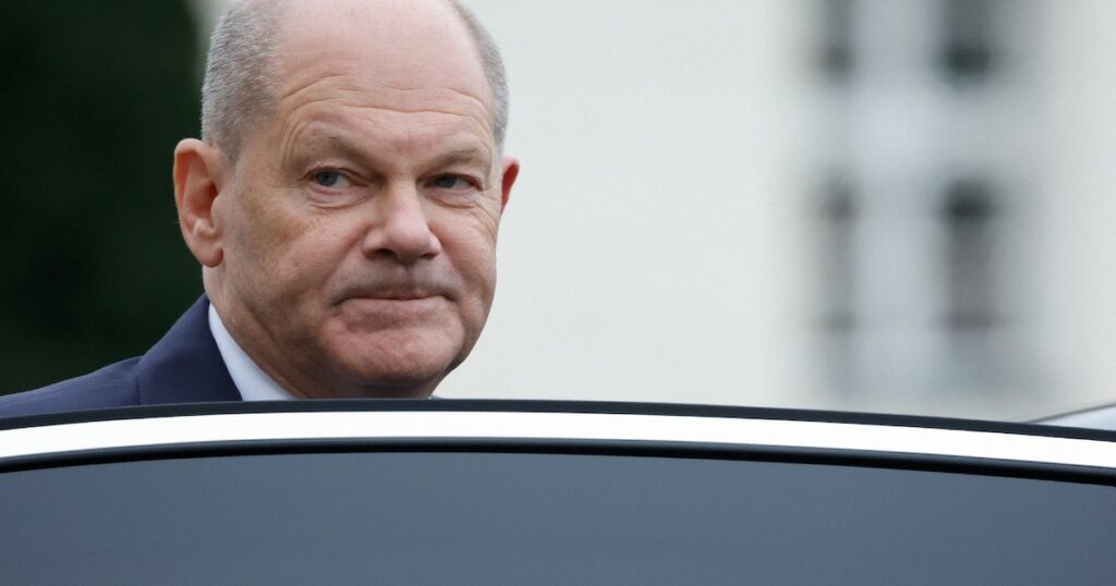 Le chancelier allemand Olaf Scholz quitte le palais présidentiel de Bellevue après avoir assisté à une cérémonie de destitution de certains ministres de son gouvernement à Berlin le 7 novembre 2024.