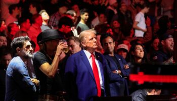 Le président élu des États-Unis Donald Trump, le chanteur Kid Rock et l'entrepreneur américain Vivek Ramaswa se lèvent après la victoire par TKO du champion des poids lourds de l'UFC Jon Jones contre le challenger Stipe Miocic lors du combat pour le titre des poids lourds de l'UFC 309 au Madison Square Garden de New York, le 16 novembre 2024