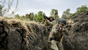 Les militaires de la 65e Brigade mécanisée distincte des Forces armées ukrainiennes subissent une cohésion de combat en Ukraine, le 12 septembre 2024.