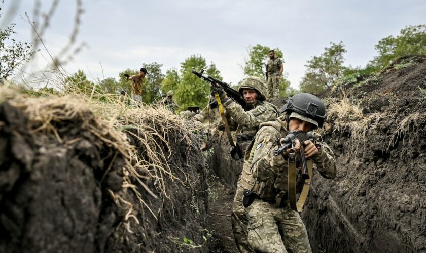 Les militaires de la 65e Brigade mécanisée distincte des Forces armées ukrainiennes subissent une cohésion de combat en Ukraine, le 12 septembre 2024.