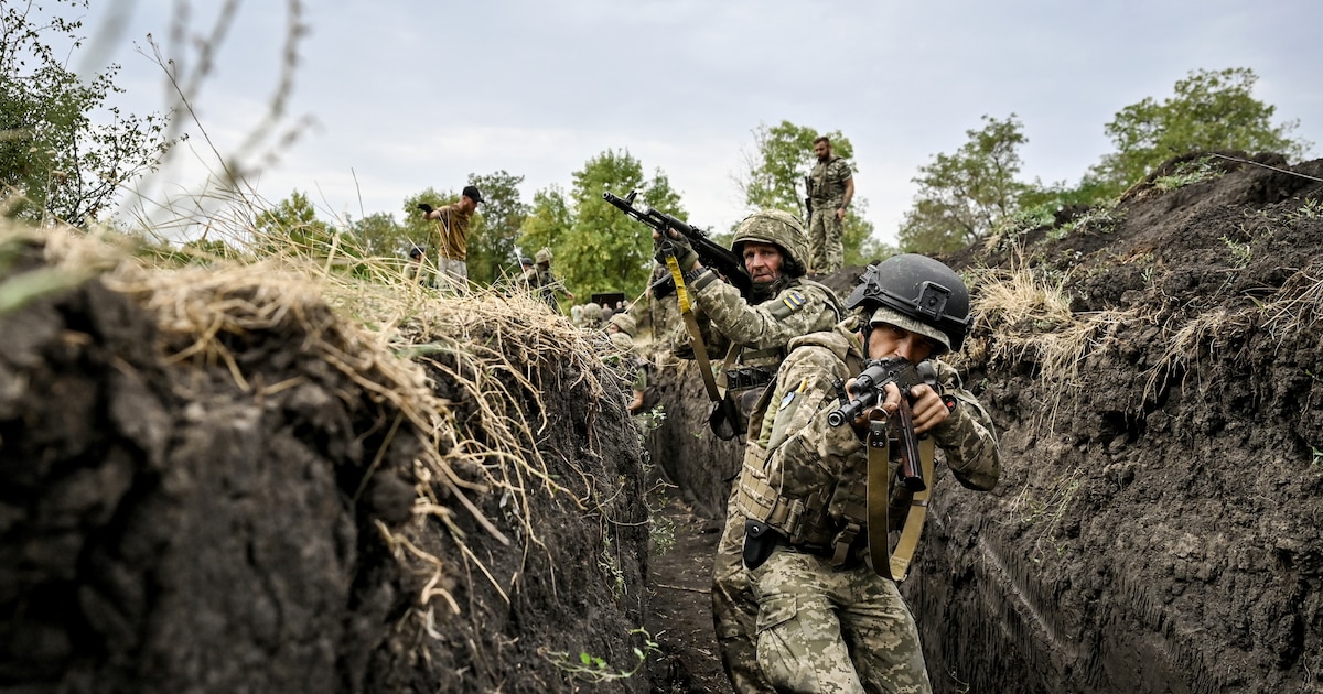 Les militaires de la 65e Brigade mécanisée distincte des Forces armées ukrainiennes subissent une cohésion de combat en Ukraine, le 12 septembre 2024.