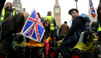 A Londres, des milliers d’agriculteurs manifestent contre un projet de taxe sur la succession