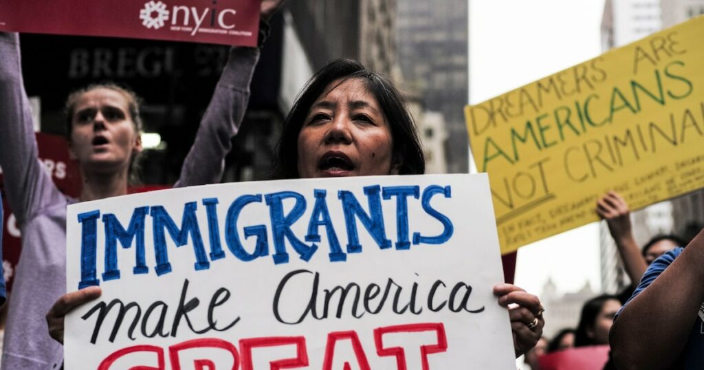 Des jeunes immigrés manifestent le 5 octobre 2017 à New York contre l'abrogation par le président américain Donald Trump d'un décret les protégeant de l'expulsion