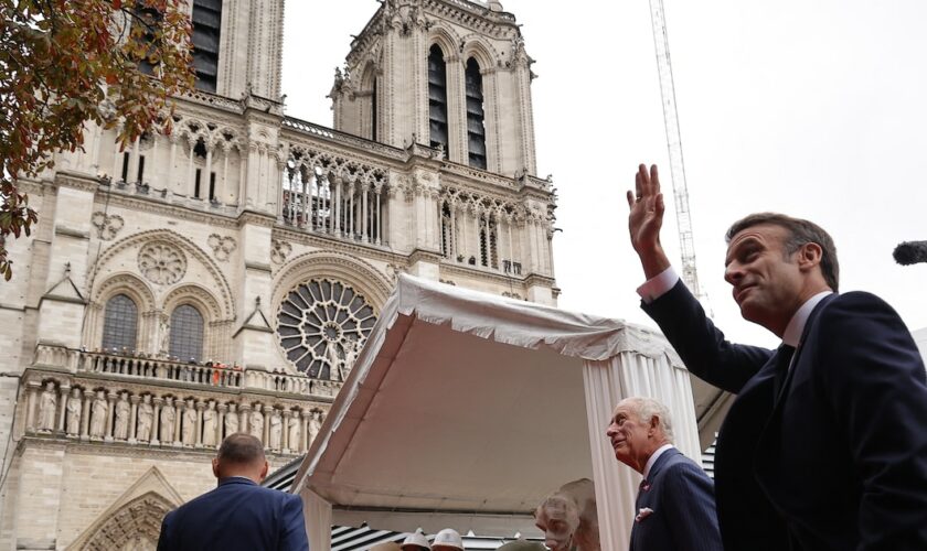 e président français Emmanuel Macron et le roi Charles III de Grande-Bretagne lors de leur visite à la cathédrale notre-Dame de Paris, actuellement en restauration à la suite d'un incendie en 2019 qui a détruit son toit, à Paris le 21 septembre 2023.