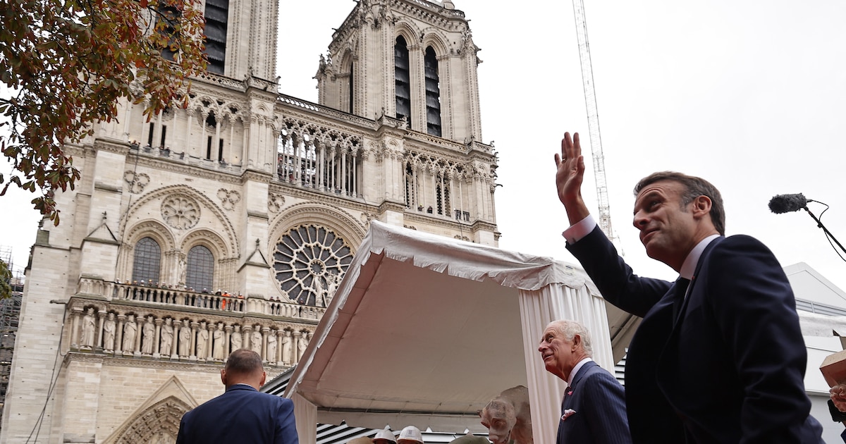 e président français Emmanuel Macron et le roi Charles III de Grande-Bretagne lors de leur visite à la cathédrale notre-Dame de Paris, actuellement en restauration à la suite d'un incendie en 2019 qui a détruit son toit, à Paris le 21 septembre 2023.