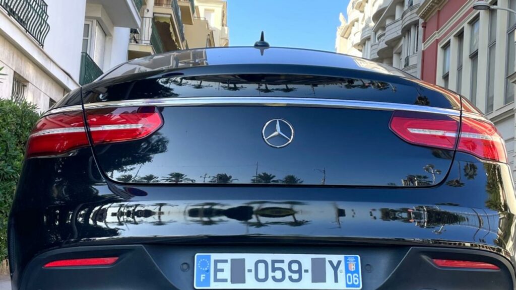 Violences routières : à Nice, cet artiste a littéralement les « boules » face aux SUV