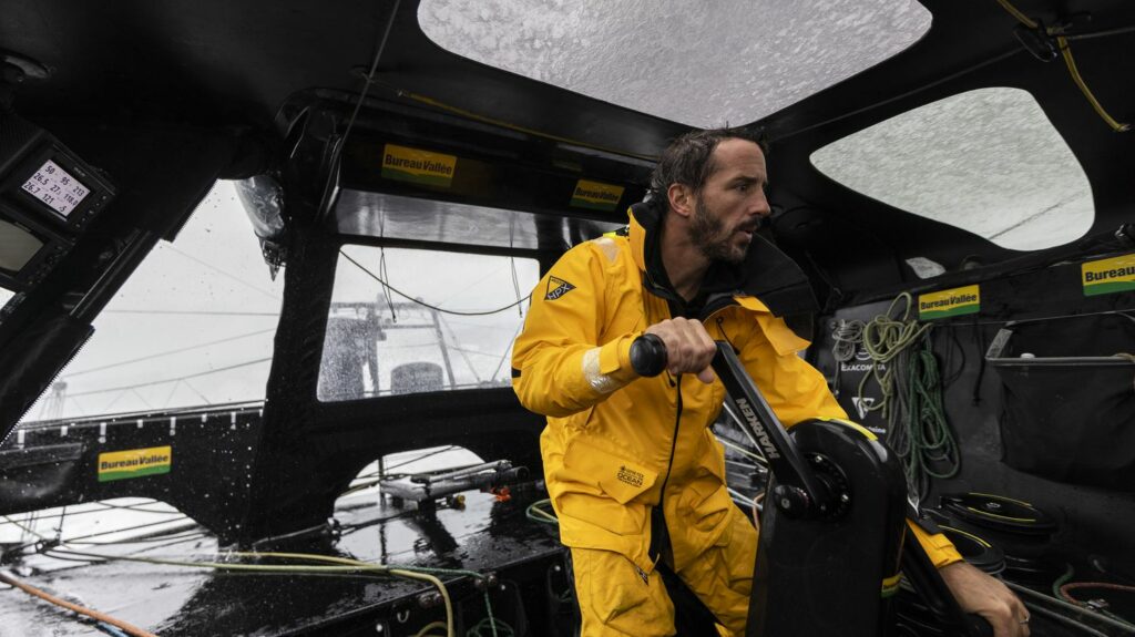 INTERVIEW. Vendée Globe 2024 : "Tu as le ciel qui te tombe sur la tête", confie Louis Burton après trois jours de réparation en pleine mer