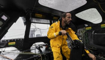 INTERVIEW. Vendée Globe 2024 : "Tu as le ciel qui te tombe sur la tête", confie Louis Burton après trois jours de réparation en pleine mer