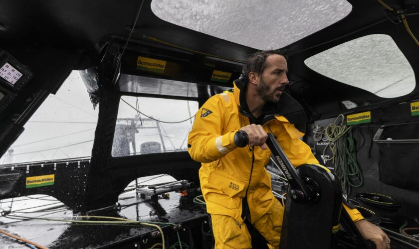 INTERVIEW. Vendée Globe 2024 : "Tu as le ciel qui te tombe sur la tête", confie Louis Burton après trois jours de réparation en pleine mer