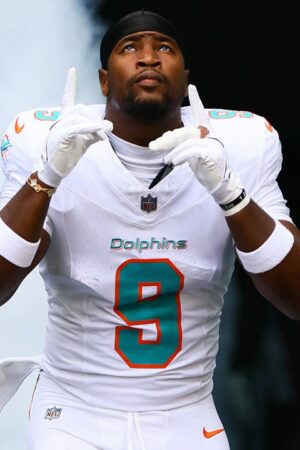 Dolphins' Jonnu Smith says teammate Calais Campbell is 'like the LeBron James of the NFL'