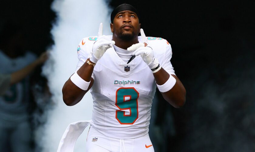 Dolphins' Jonnu Smith says teammate Calais Campbell is 'like the LeBron James of the NFL'