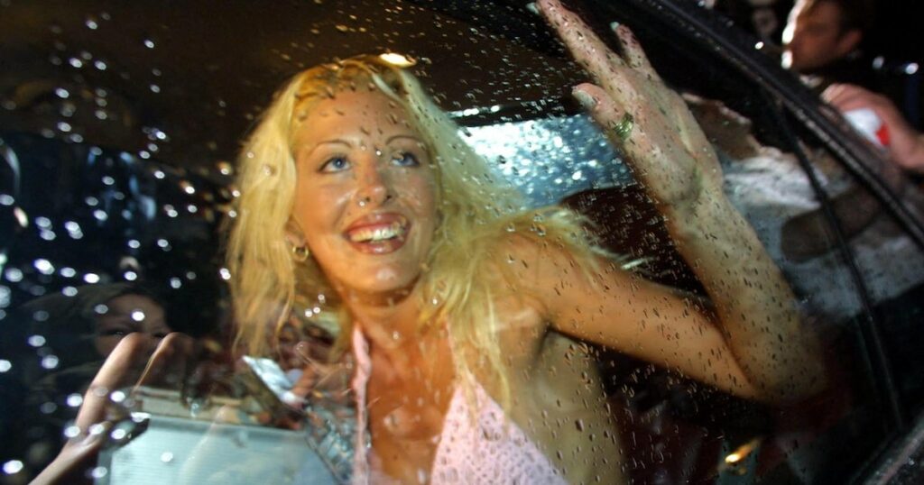 Loana, gagnante de Loft Story, quitte le loft en voiture, le 05 juillet 2001 à Saint-Denis, à l'issue de la soirée finale du jeu diffusé sur la chaîne M6.