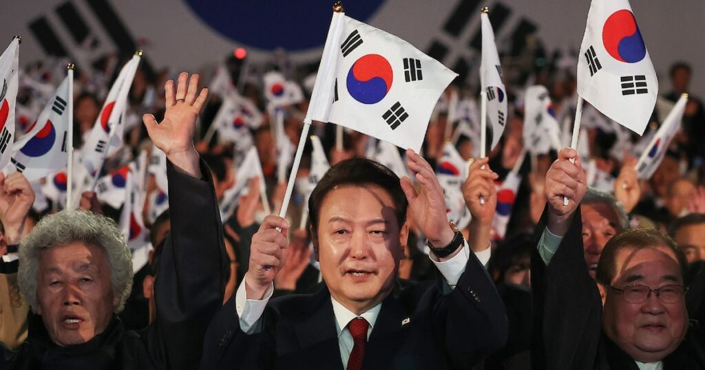 Le président sud-coréen Yoon Suk Yeol (c), le 1er mars 2024 à Séoul