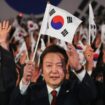 Le président sud-coréen Yoon Suk Yeol (c), le 1er mars 2024 à Séoul