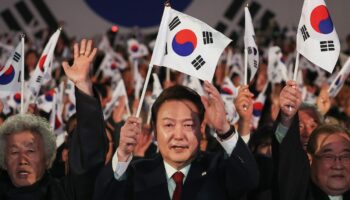 Le président sud-coréen Yoon Suk Yeol (c), le 1er mars 2024 à Séoul