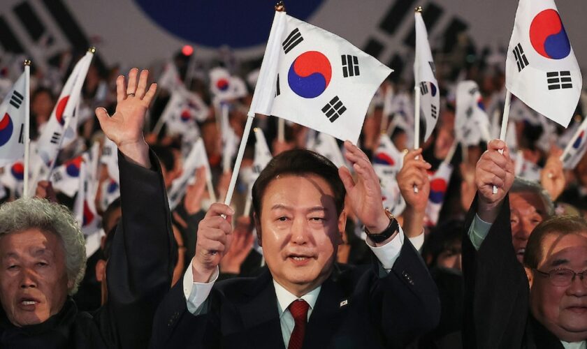 Le président sud-coréen Yoon Suk Yeol (c), le 1er mars 2024 à Séoul