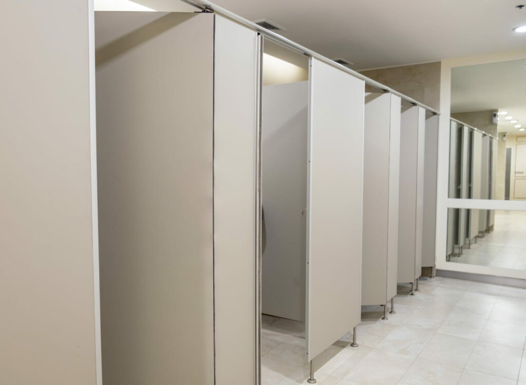 On sait pourquoi les portes des toilettes publiques ne vont pas jusqu'au sol, ce n'est pas pour l'hygiène