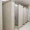 On sait pourquoi les portes des toilettes publiques ne vont pas jusqu'au sol, ce n'est pas pour l'hygiène