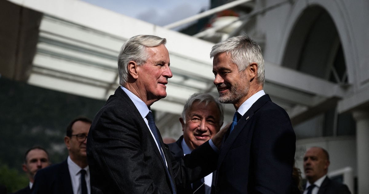 Le chef du groupe parlementaire des Républicains (LR) à l'Assemblée nationale, Laurent Wauquiez (au centre à droite) accueille le Premier ministre français Michel Barnier (au centre à gauche) alors que le président du Sénat français Gérard Larcher (au centre) assiste à l'arrivée de Barnier pour y participer aux Journées parlementaires du parti de droite Les Républicains (LR) à Annecy le 12 septembre 2024.