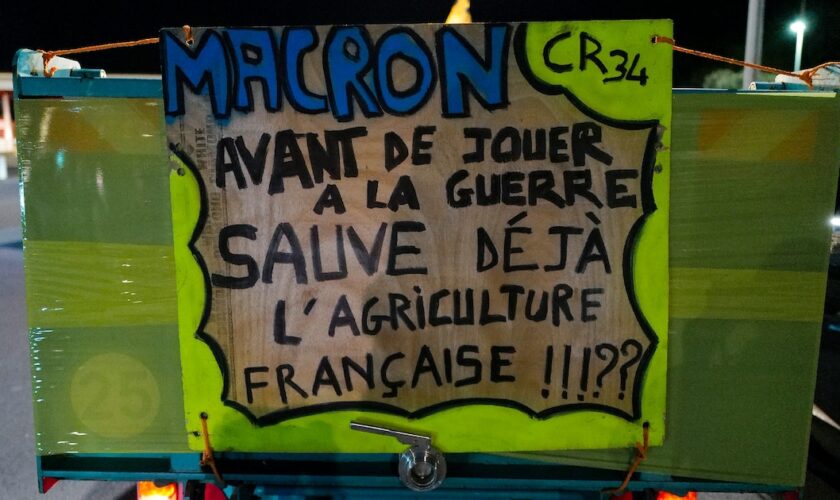 Un véhicule d'agriculteurs français du syndicat CR 34 (Coordination rurale) lors d'une manifestation nationale contre l'accord UE-Mercosur à Béziers, le 19 novembre 2024