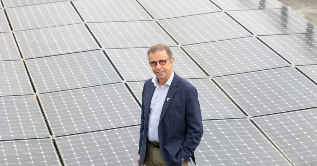 Le maire écologiste de Bordeaux, Pierre Hurmic, veut multiplier l'installation de panneaux solaires dans sa ville, y compris sur certains monuments historiques.