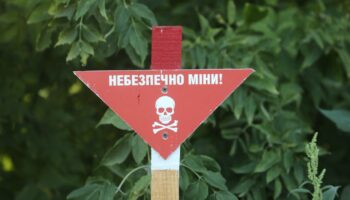 Un panneau "Danger ! mines !" dans le village de Kamianka, dans la région de Kharkiv, en Ukraine, le 14 août 2024.