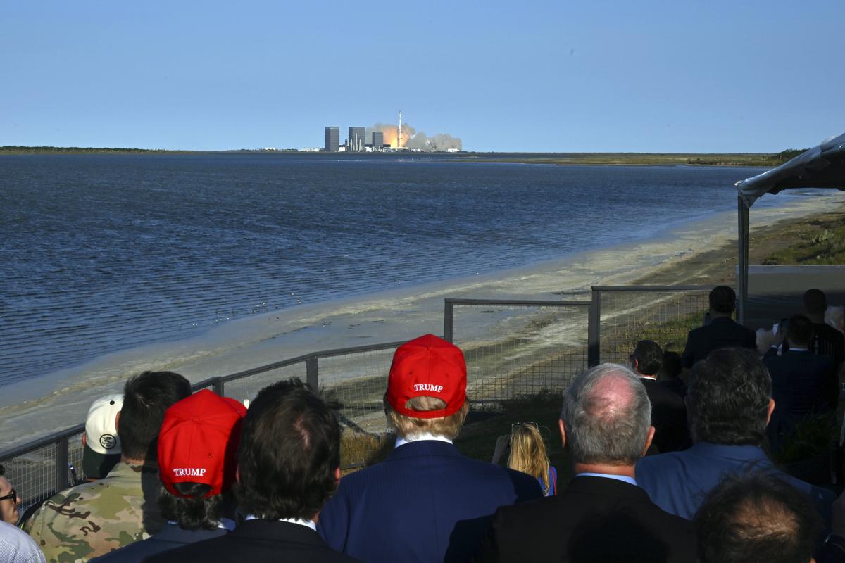 SpaceX : la mégafusée Starship échoue un nouveau test et finit sa course dans la mer, sous les yeux de Trump