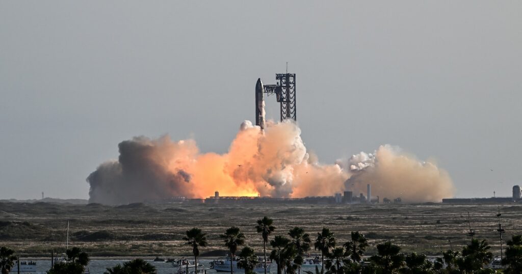 Le vaisseau Starship de SpaceX décolle de la base stellaire près de Boca Chica, au Texas, le 19 novembre 2024, pour l'essai Starship Flight 6.