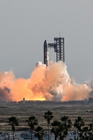 Le vaisseau Starship de SpaceX décolle de la base stellaire près de Boca Chica, au Texas, le 19 novembre 2024, pour l'essai Starship Flight 6.