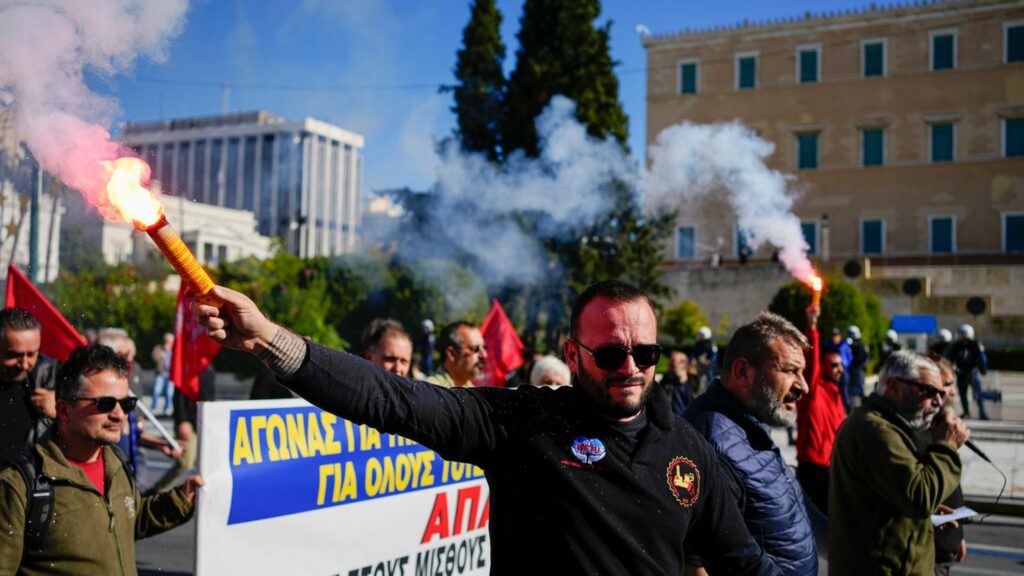 Sie wollen "in Würde leben": Demonstranten vor dem griechischen Parlament Foto: Thanassis Stavrakis/AP