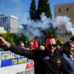 Sie wollen "in Würde leben": Demonstranten vor dem griechischen Parlament Foto: Thanassis Stavrakis/AP