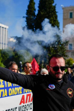 Sie wollen "in Würde leben": Demonstranten vor dem griechischen Parlament Foto: Thanassis Stavrakis/AP