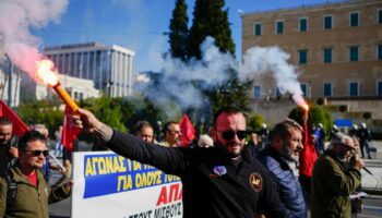 Sie wollen "in Würde leben": Demonstranten vor dem griechischen Parlament Foto: Thanassis Stavrakis/AP