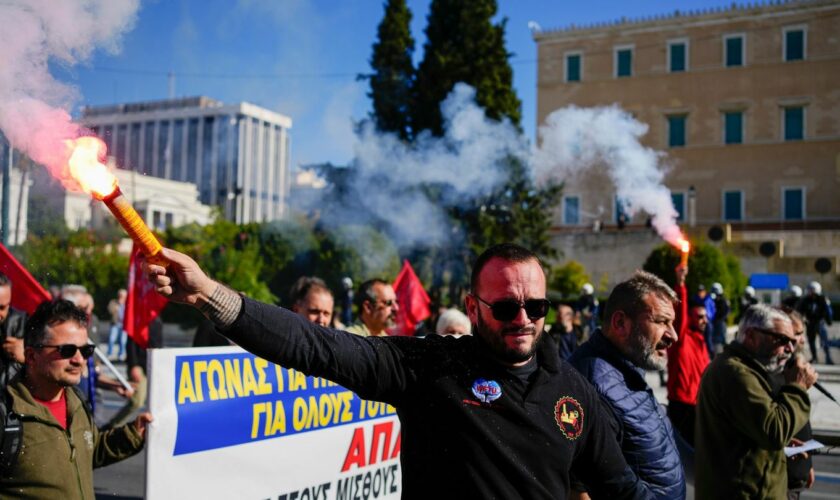 Sie wollen "in Würde leben": Demonstranten vor dem griechischen Parlament Foto: Thanassis Stavrakis/AP