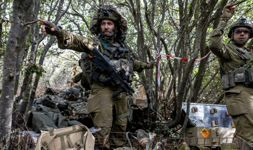 Photo prise lors d'une visite embarquée avec l'armée israélienne dans le sud du Liban, et éditée sous son contrôle, montrant des soldats sur ce qui est présenté comme une position abandonnée par le Hezbollah le 13 octobre 2024