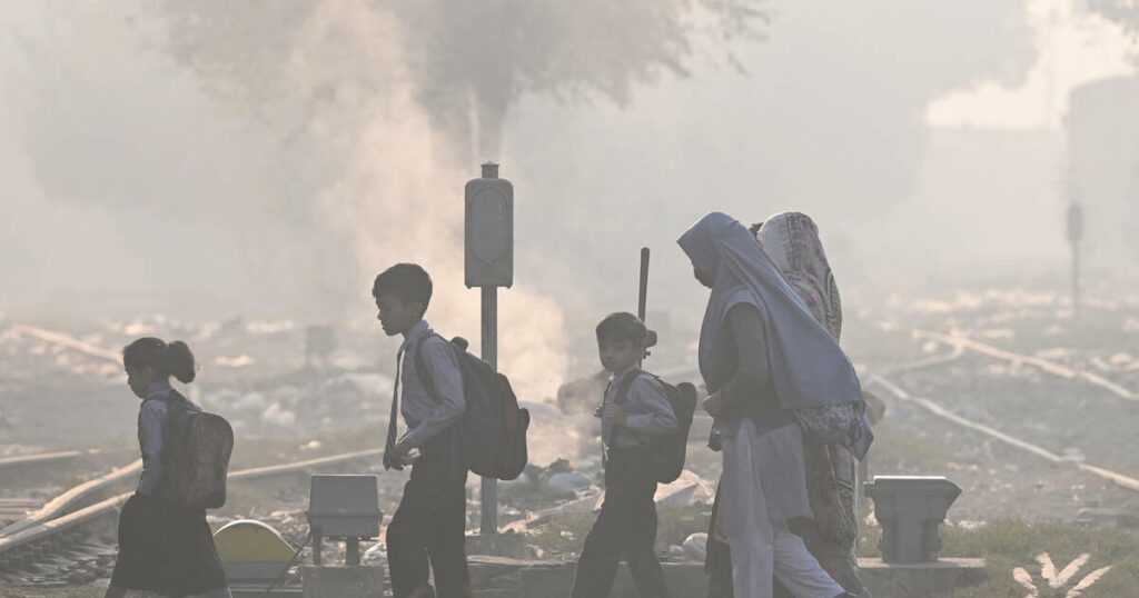 Smog au Pakistan : les enfants autorisés à retourner à l’école après une baisse de la pollution