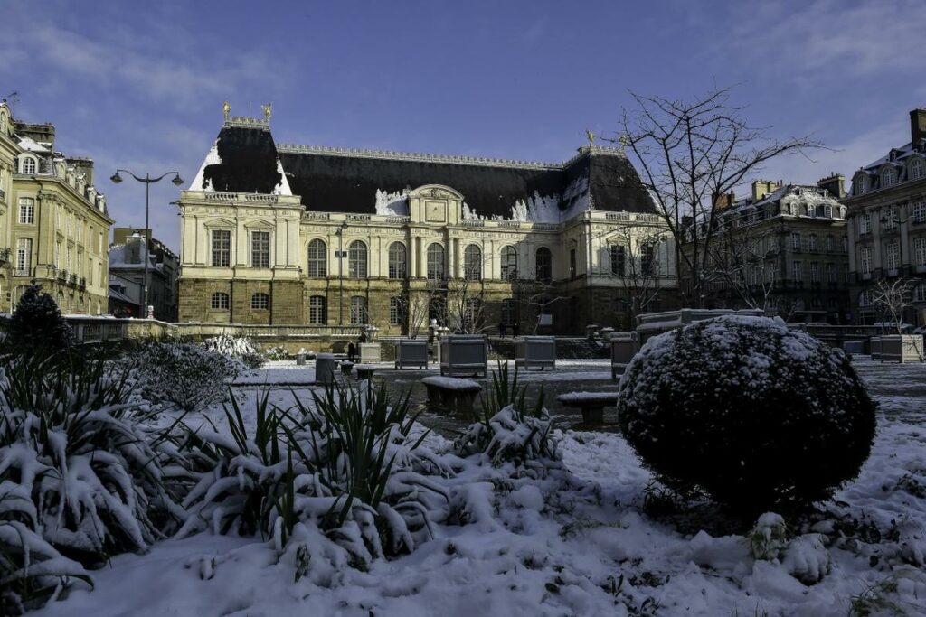 Dépression Caetano : 32 départements en alerte orange neige et verglas jeudi, 17 en alerte orange aux vents forts