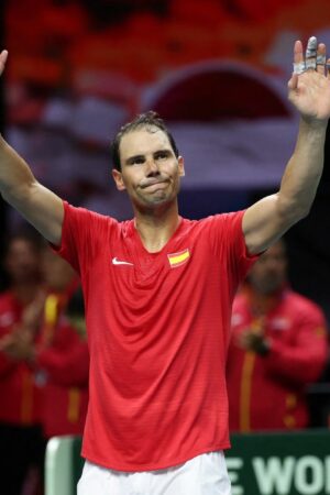 Tennis : Federer, Djokovic, Alcaraz, Serena Williams, Ronaldo... Rafael Nadal reçoit des hommages appuyés après son dernier match