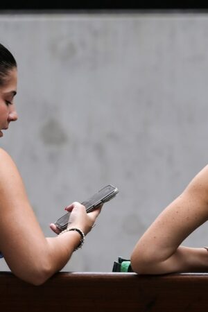 Deux jeunes filles sur leur téléphone à Sydney, le 7 novembre 2024