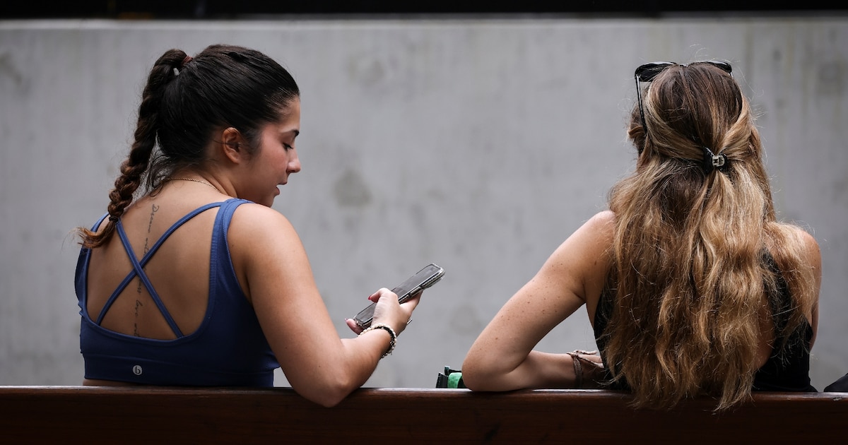 Deux jeunes filles sur leur téléphone à Sydney, le 7 novembre 2024