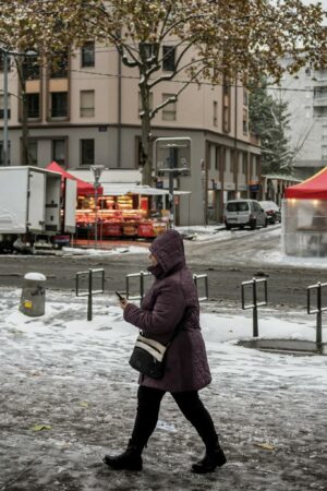 Neige, verglas, vent : face à la vigilance orange, les autorités invitent à la prudence sur les routes