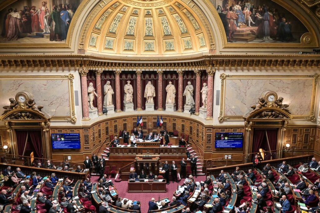 Budget de la Sécu : le Sénat vote une nouvelle « contribution » de 7 heures de travail sans rémunération par an