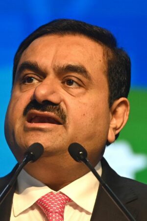 Le magnat indien Gautam Adani inculpé pour corruption aux Etats-Unis, son groupe chute en Bourse