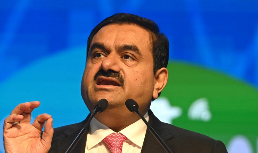 Le magnat indien Gautam Adani inculpé pour corruption aux Etats-Unis, son groupe chute en Bourse