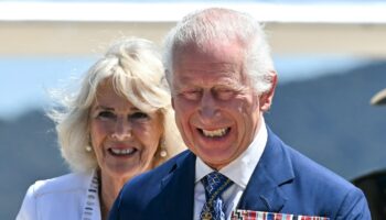 Le roi Charles III et la reine Camilla arrivent à l'établissement de défense Fairbairn à Canberra le 21 octobre 2024, lors d'une visite royale de six jours à Sydney et Canberra