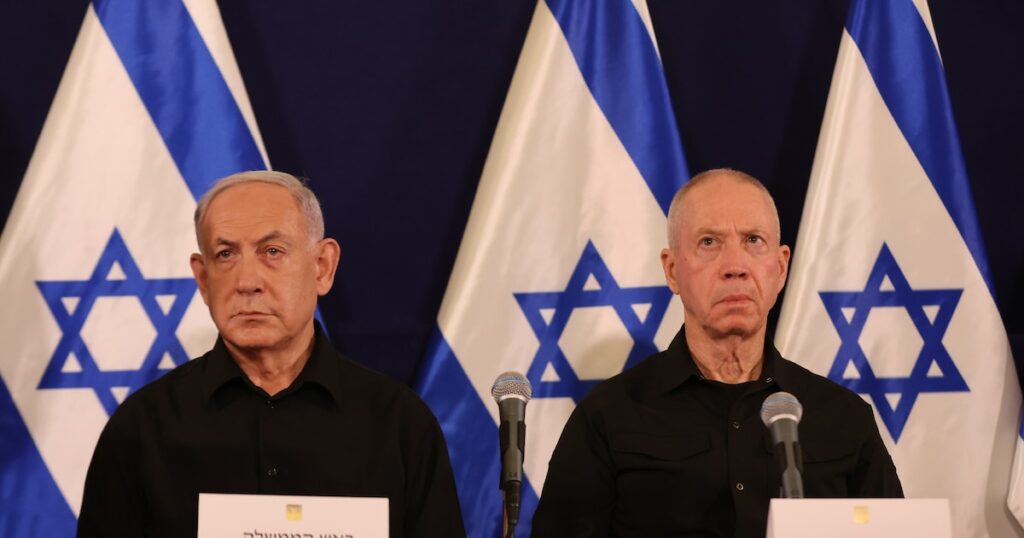 Le Premier ministre israélien Benjamin Netanyahu (G) et le ministre de la Défense Yoav Gallant assistent à une conférence de presse dans la base militaire de Kirya à Tel Aviv, le 28 octobre 2023