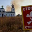 Un incendie s'est déclaré dans des champs de mines et des bandes forestières près du village de Grakovo dans la région de Kharkiv le 29 septembre 2023, qui a été désoccupé par les forces russes.