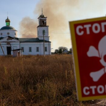 Un incendie s'est déclaré dans des champs de mines et des bandes forestières près du village de Grakovo dans la région de Kharkiv le 29 septembre 2023, qui a été désoccupé par les forces russes.