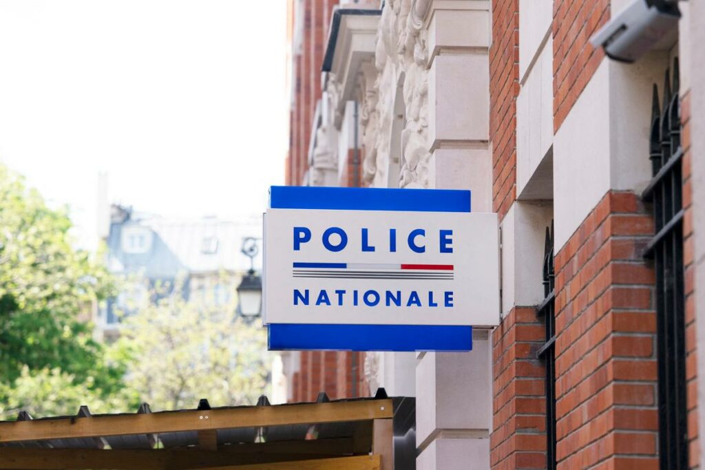 Un policier parisien envoyait des « nudes » à des collègues femmes : il passe en procès pour harcèlement sexuel