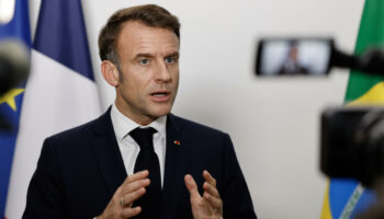 Le président Macron accuse les Haïtiens qui ont limogé leur Premier ministre d'être "complètement cons"